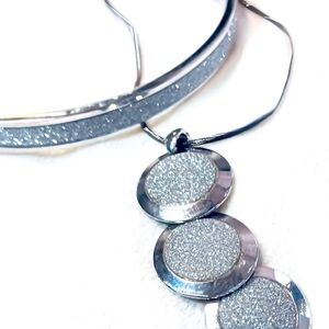 Elegant Silver Necklace with Glitter Accents